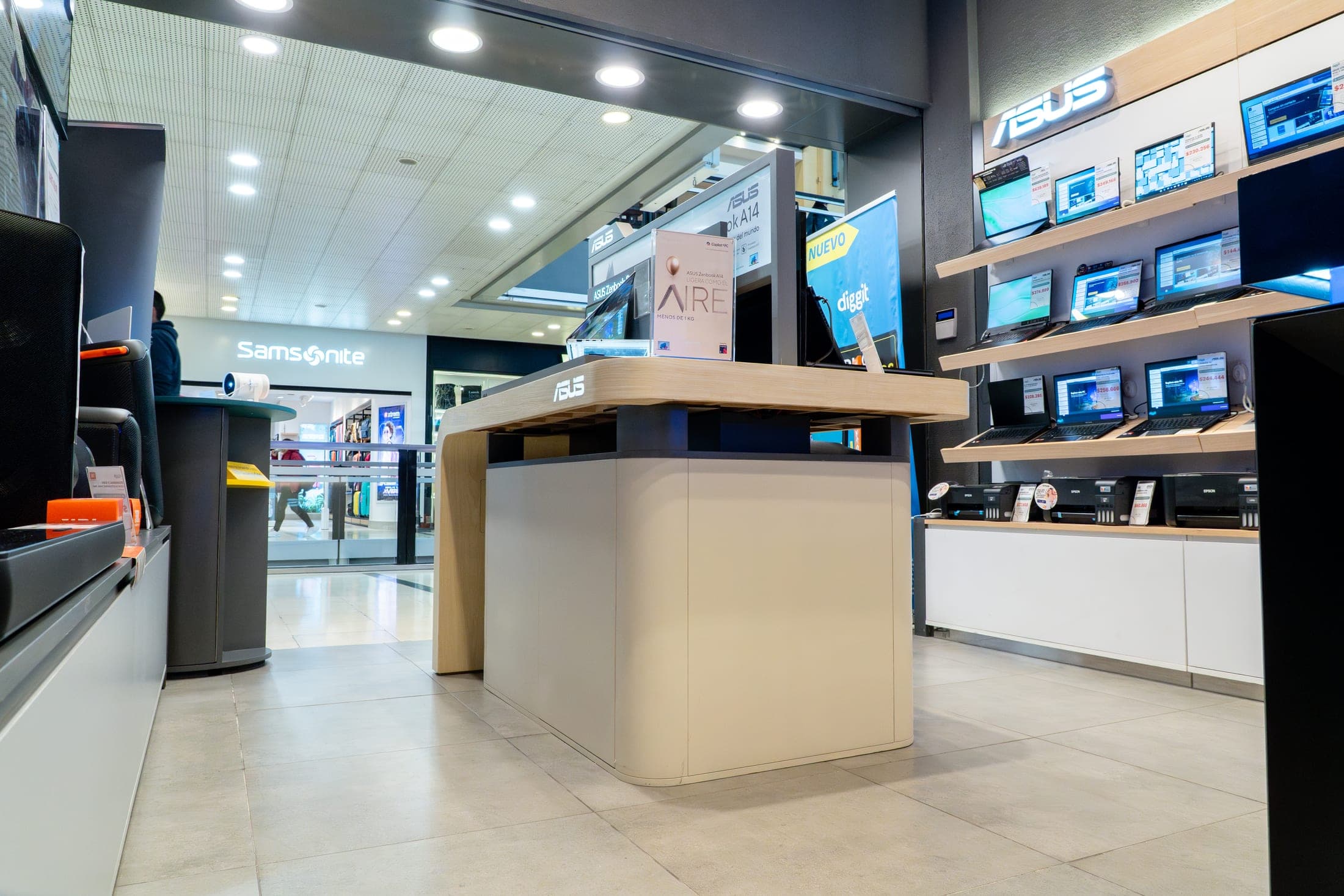 Asus — Mesas y tótems para retail